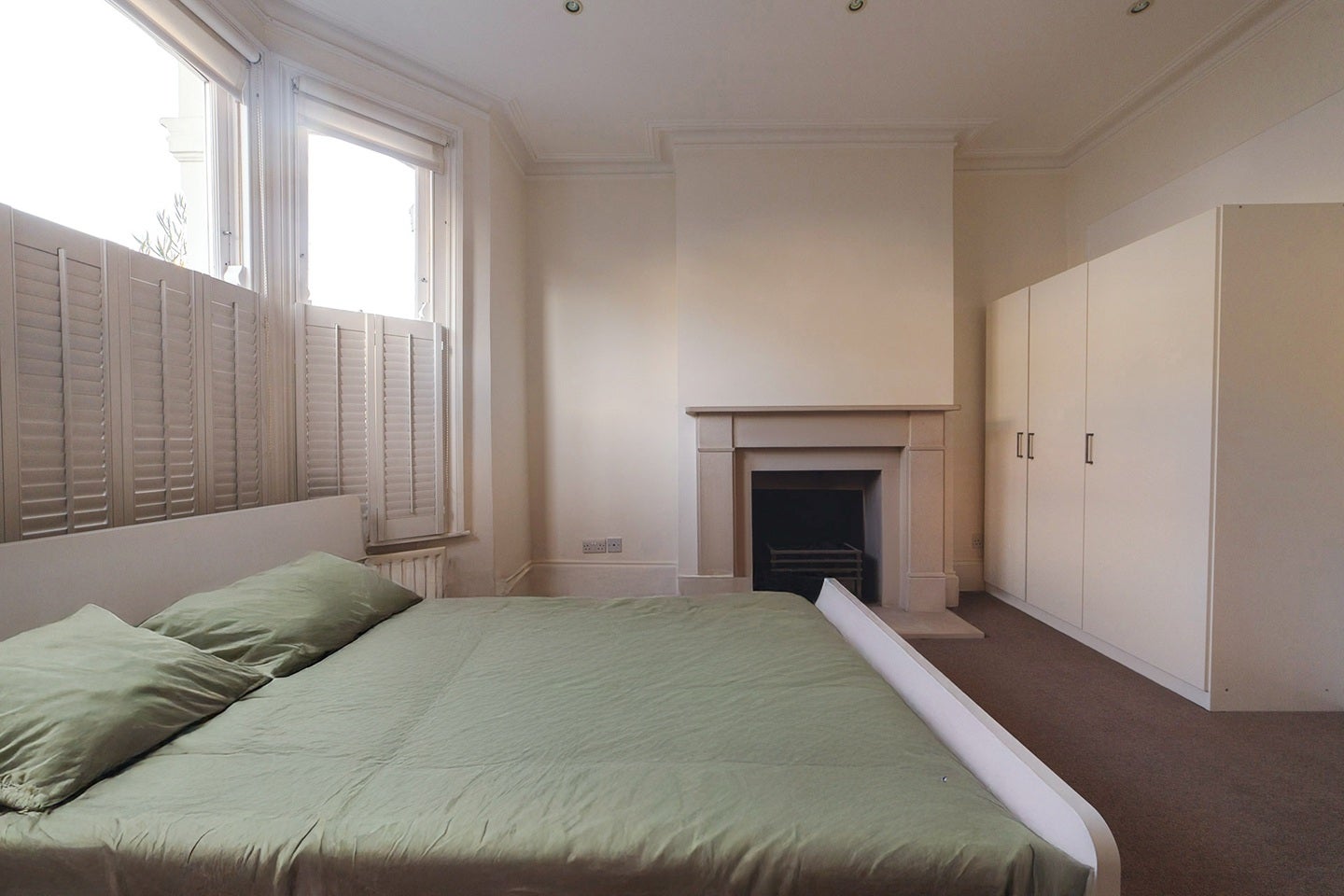 Room Brookville Road in Greater London