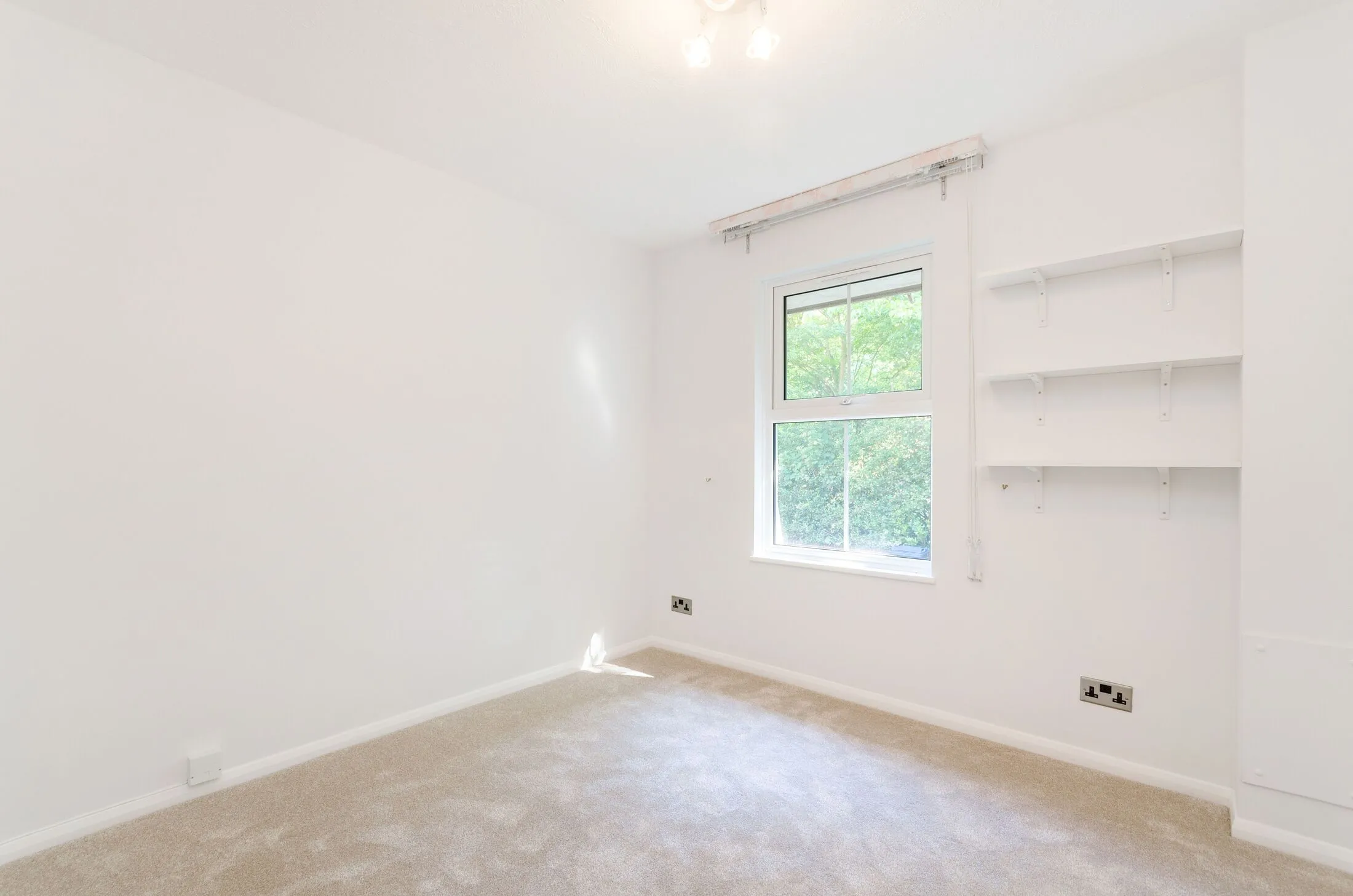 Flat Windmill Rise in Greater London