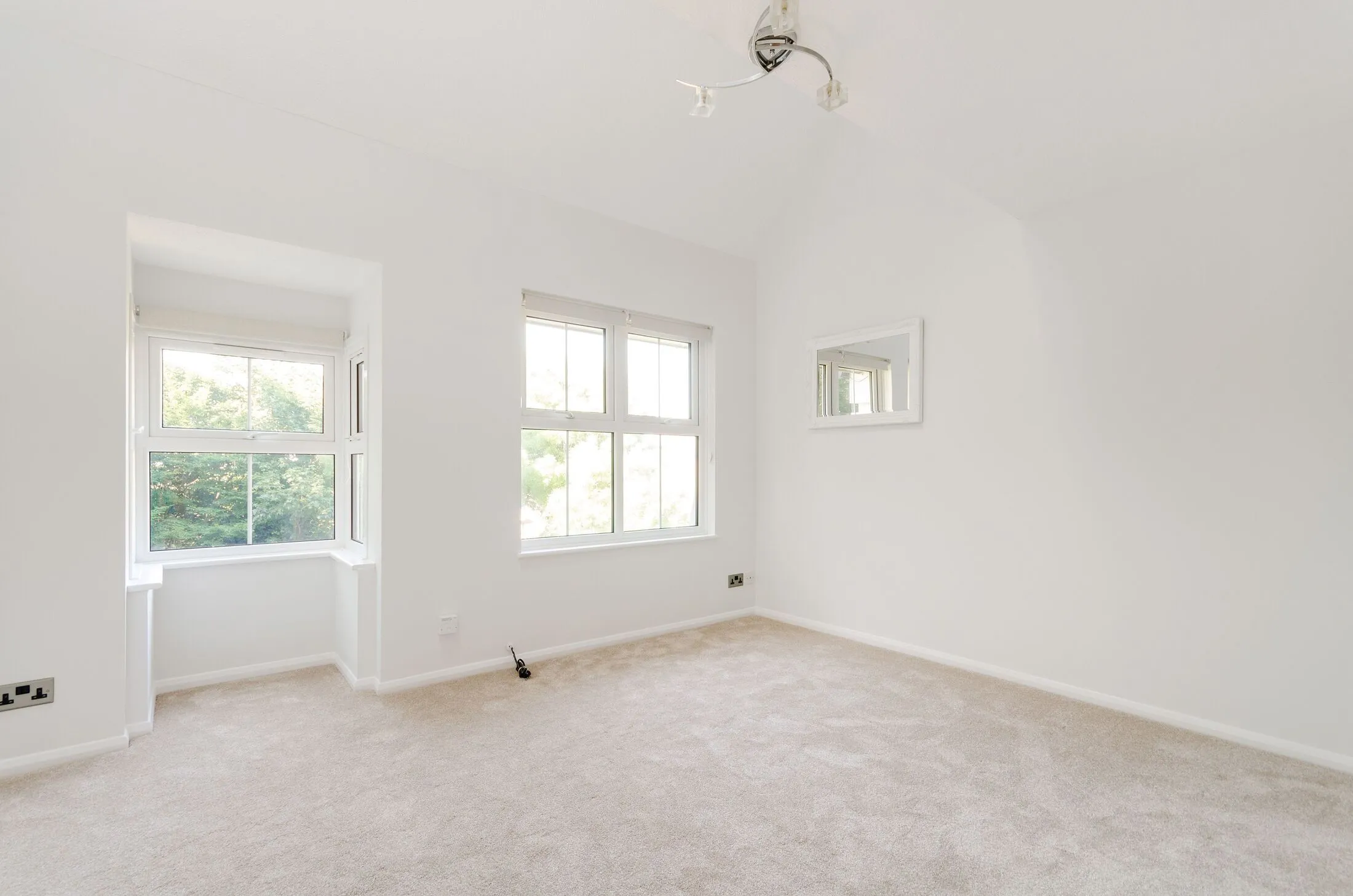 Flat Windmill Rise in Greater London