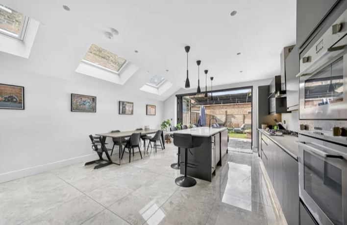 Room Waldeck Road in Greater London