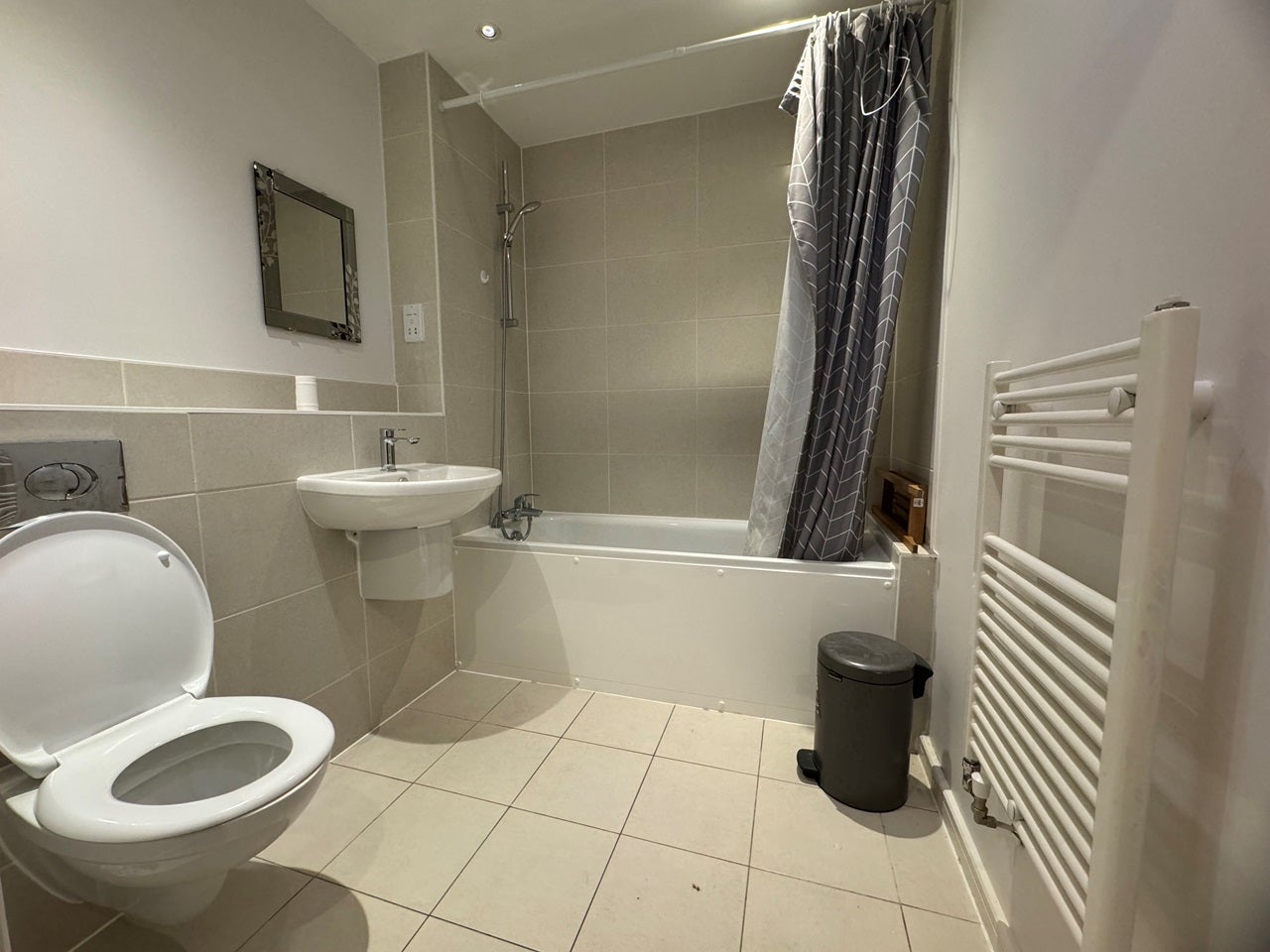 Flat Peacock Close in Greater London