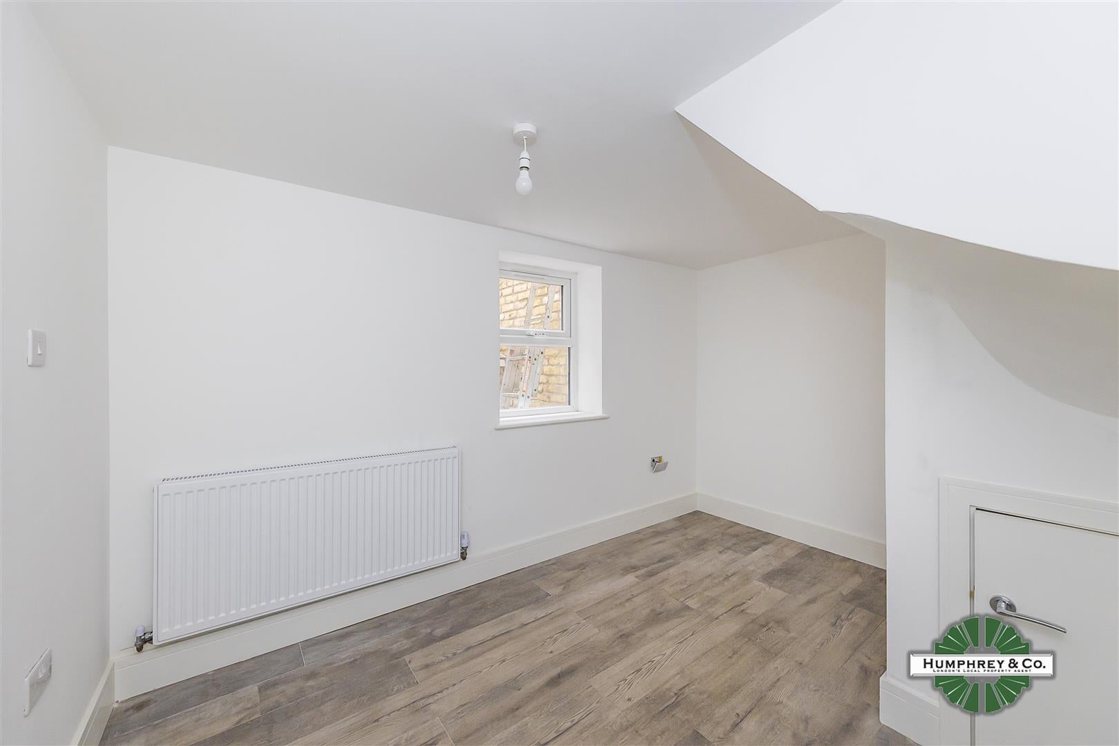 Flat Clifden Road in Greater London