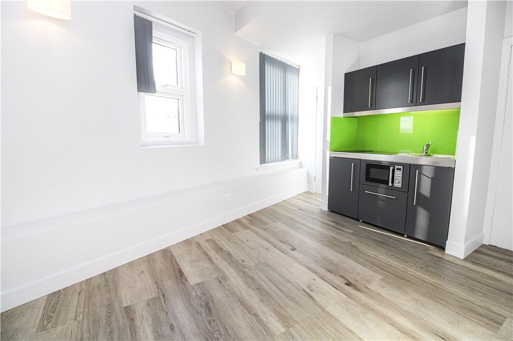 Flat Wimbledon Park Road in Greater London