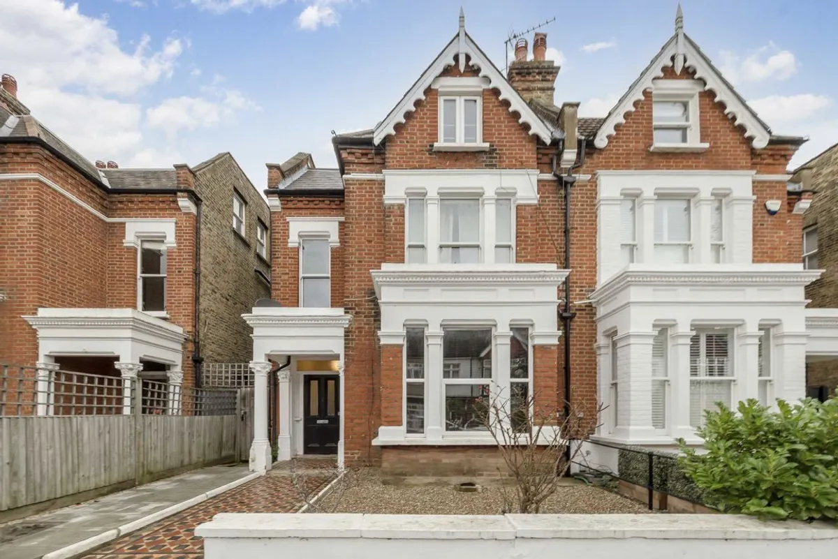 Flat Stile Hall Gardens in Greater London