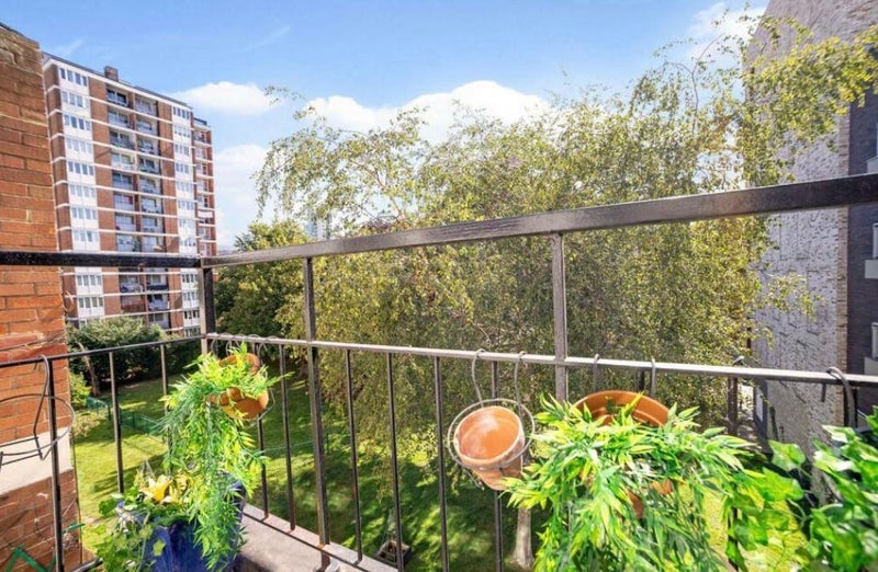 Flat Sanctuary Street in Greater London