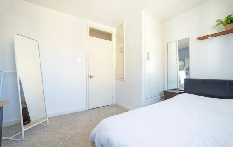 Flat Sanctuary Street in Greater London