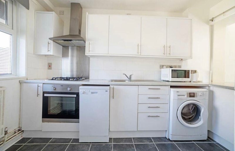 Flat Sanctuary Street in Greater London
