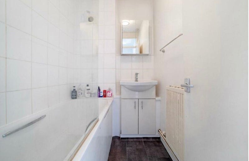 Flat Sanctuary Street in Greater London