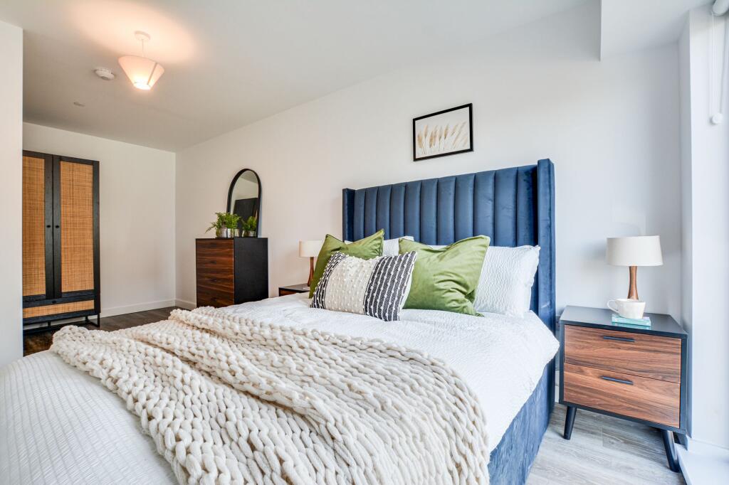 Flat Newbury Road in Greater London