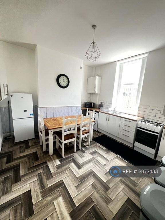 Room Elmore Road in Sheffield
