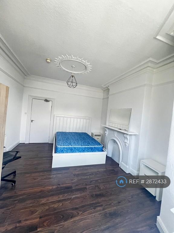 Room Elmore Road in Sheffield