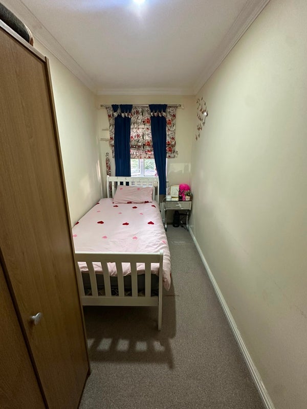 Room Caraway Close in Crawley