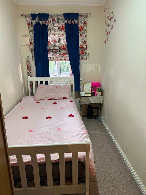 Room Caraway Close in Crawley