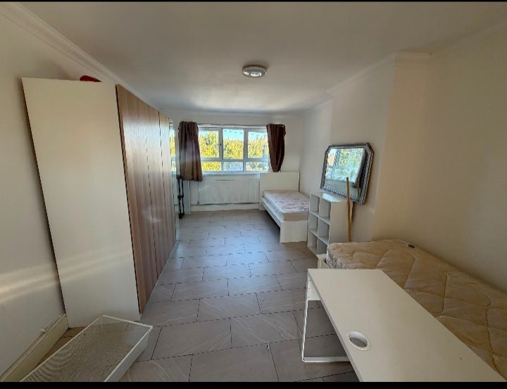 Room Gabalfa Avenue in Cardiff