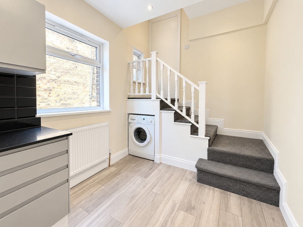 Flat Blackstock Road in Greater London