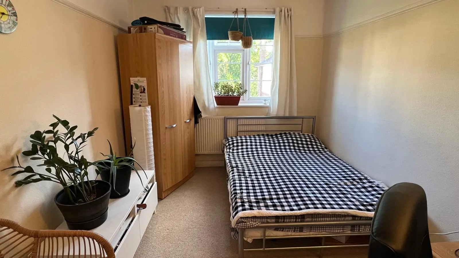 Room Elgin Road in Greater London