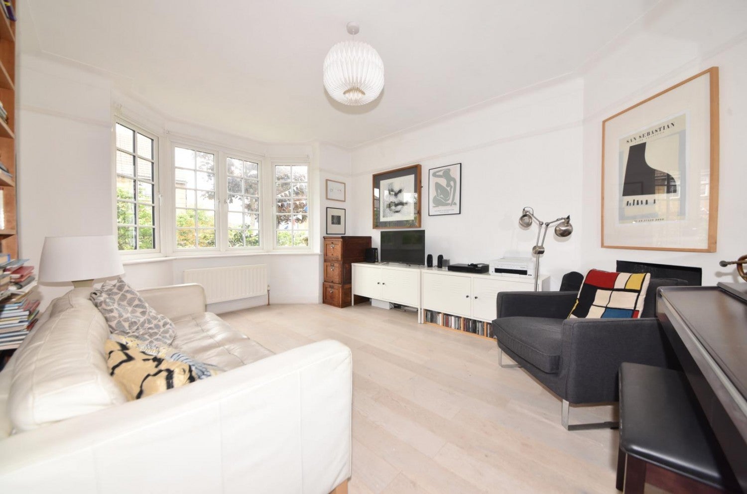 House Cedar Avenue in Greater London