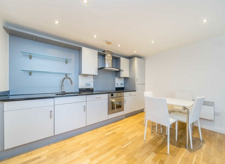 Flat Balmes Road in Greater London