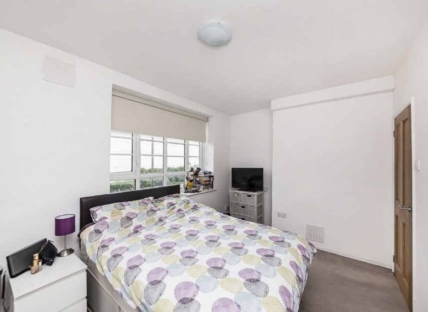 Flat Carnwath Road in Greater London
