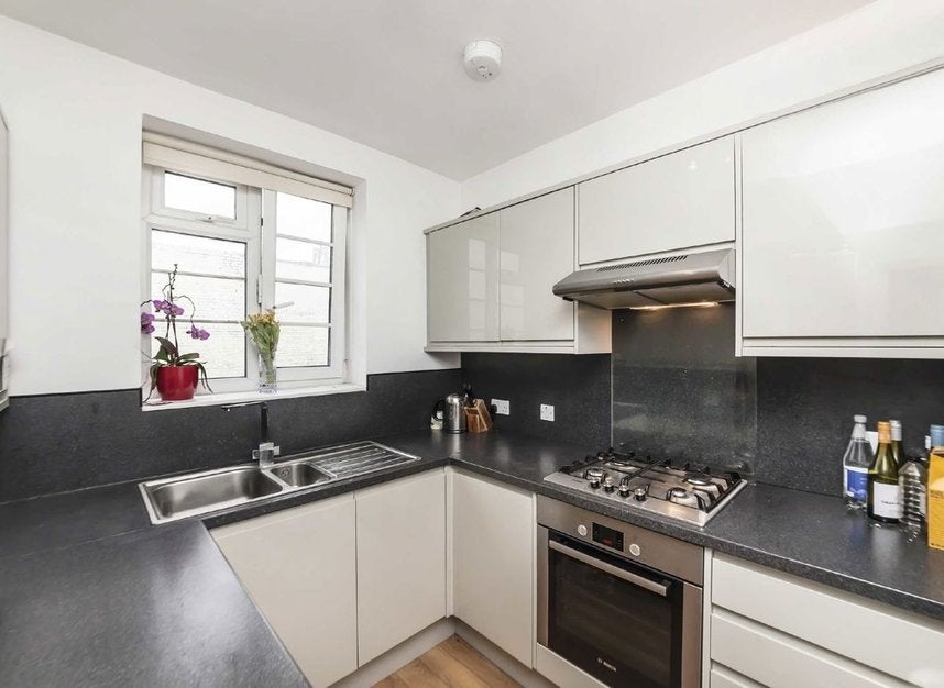 Flat Carnwath Road in Greater London