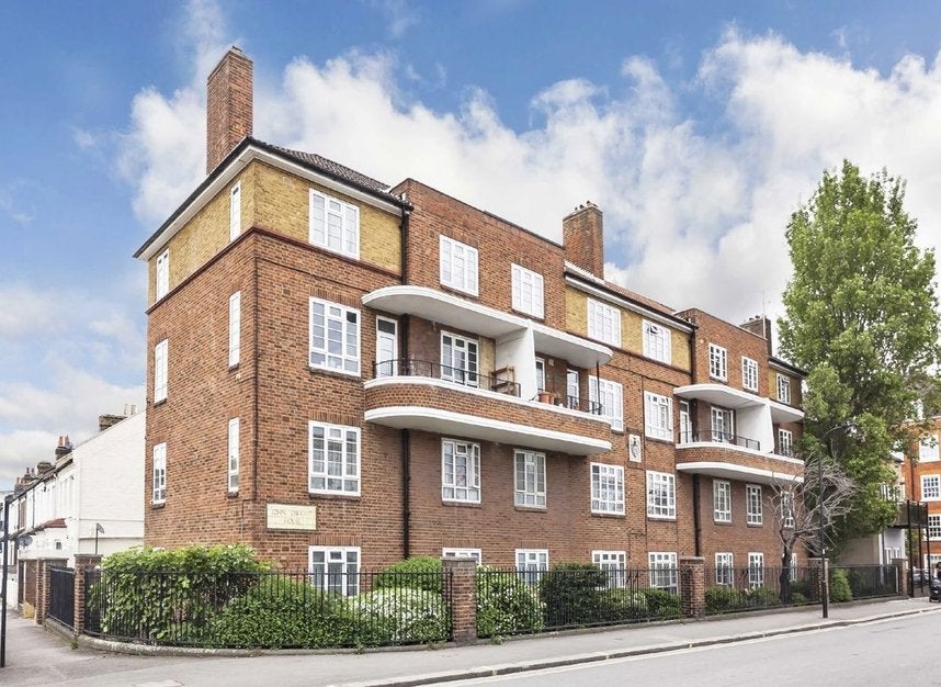 Flat Carnwath Road in Greater London
