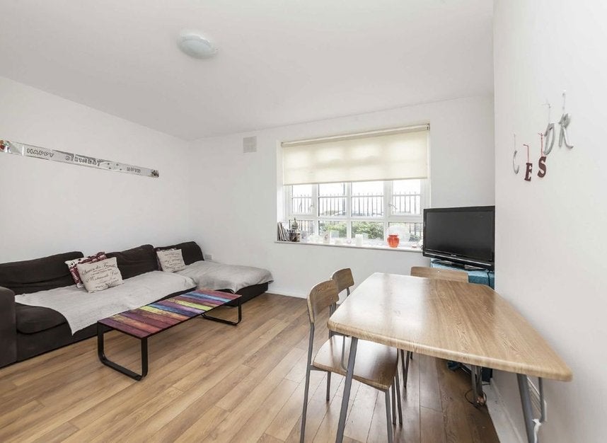Flat Carnwath Road in Greater London