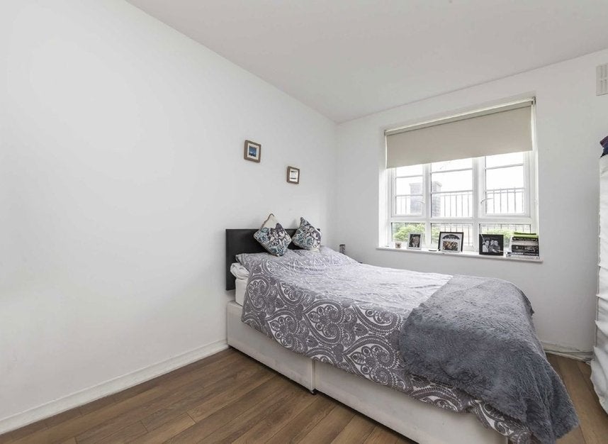 Flat Carnwath Road in Greater London