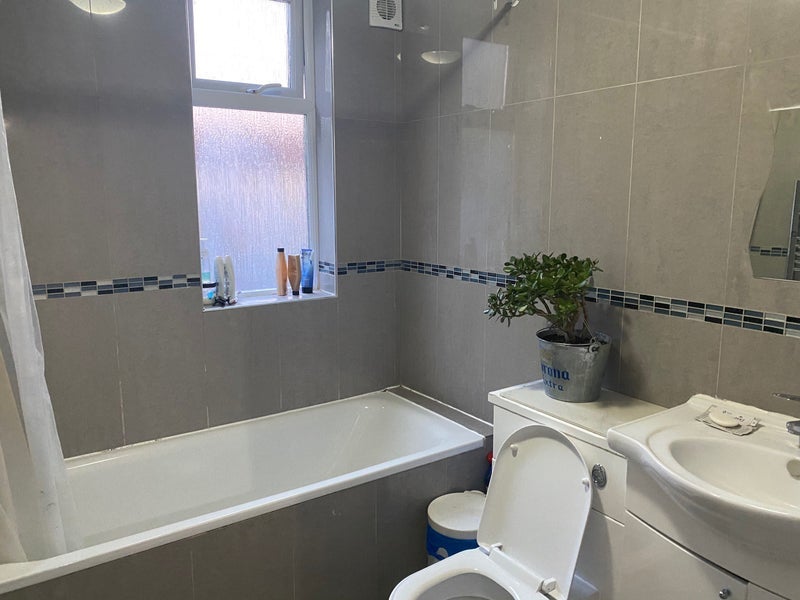 Room Ladysmith Road in Greater London