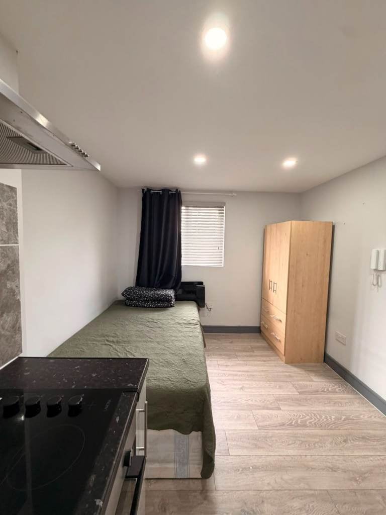 Flat Berkeley Avenue in Greater London