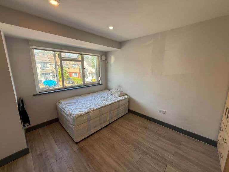 Flat Berkeley Avenue in Greater London