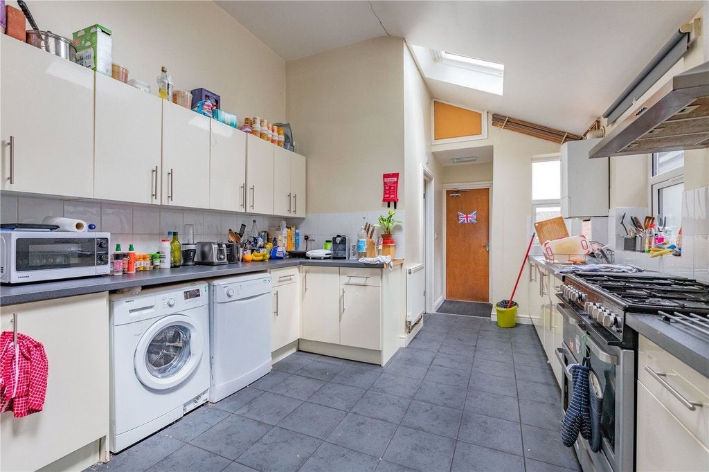 Room Heeley Road in Birmingham