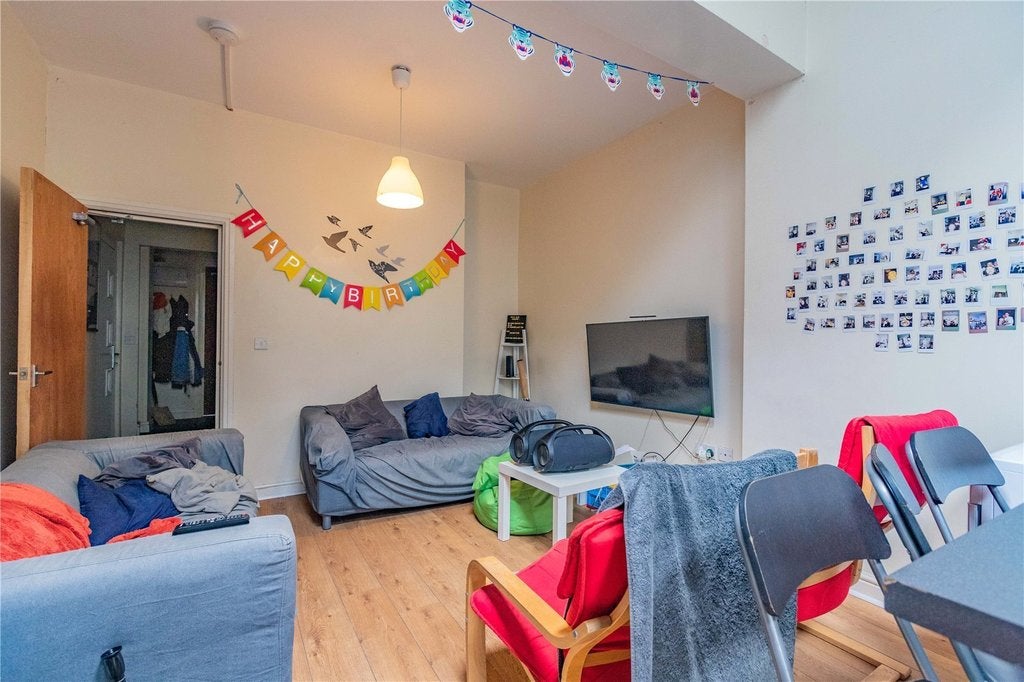 Room Heeley Road in Birmingham