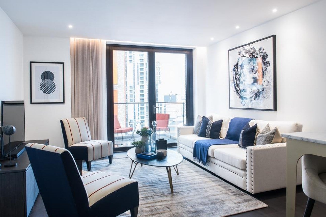 Flat Ponton Road in Greater London