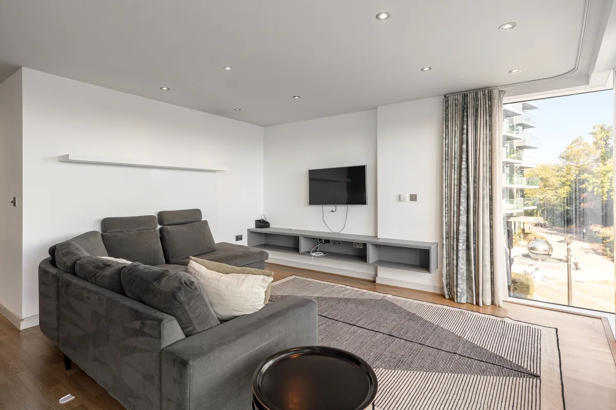 Flat Riverside Gardens in Greater London