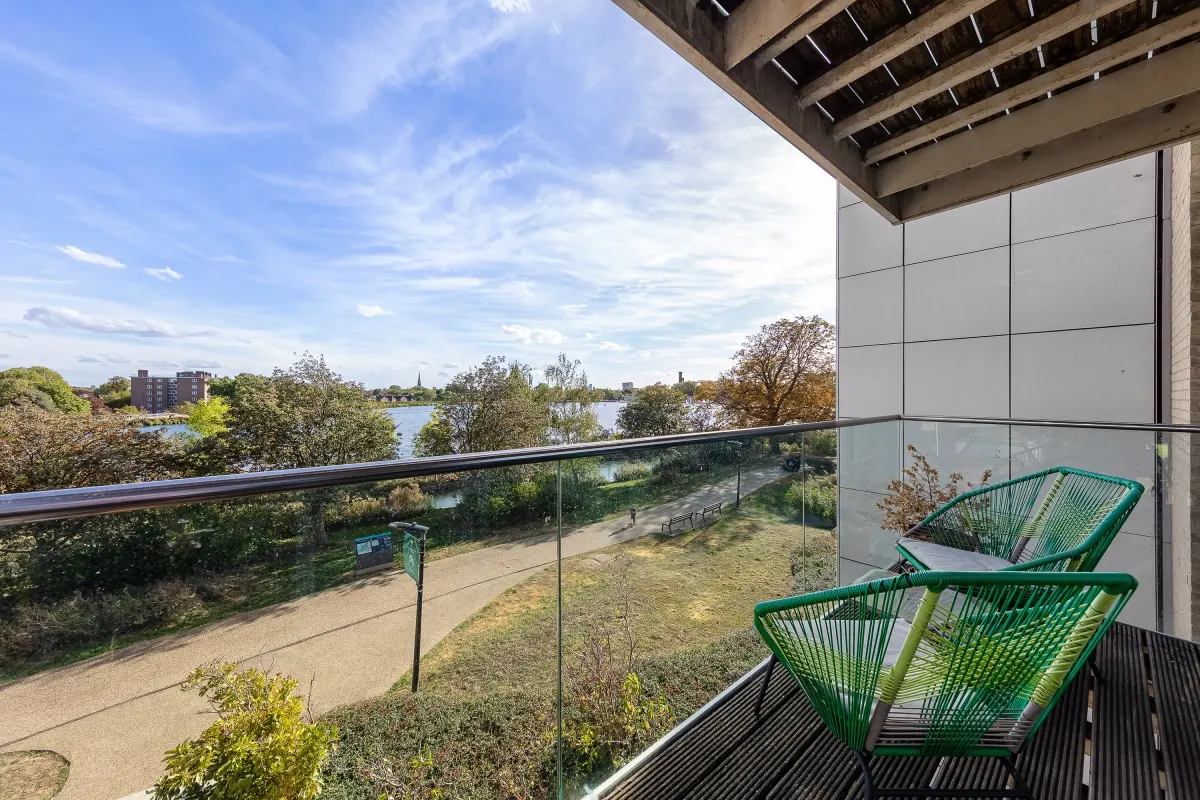 Flat Riverside Gardens in Greater London