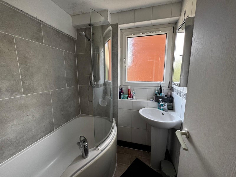 Room Bakersfield in Greater London
