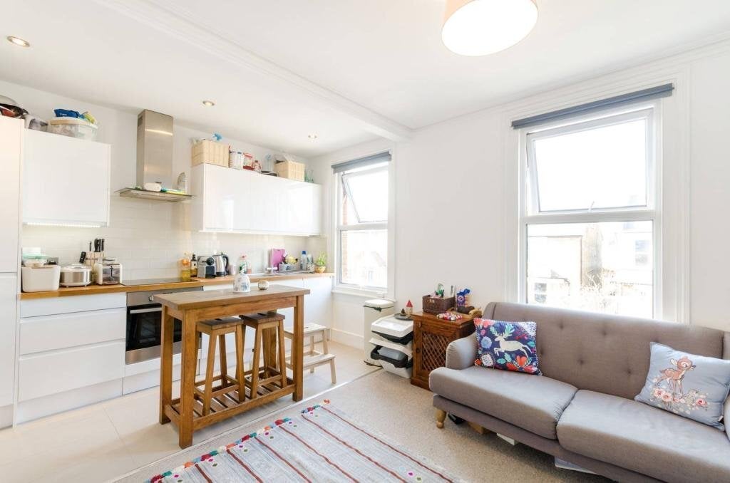 Flat Ellerton Road in Greater London