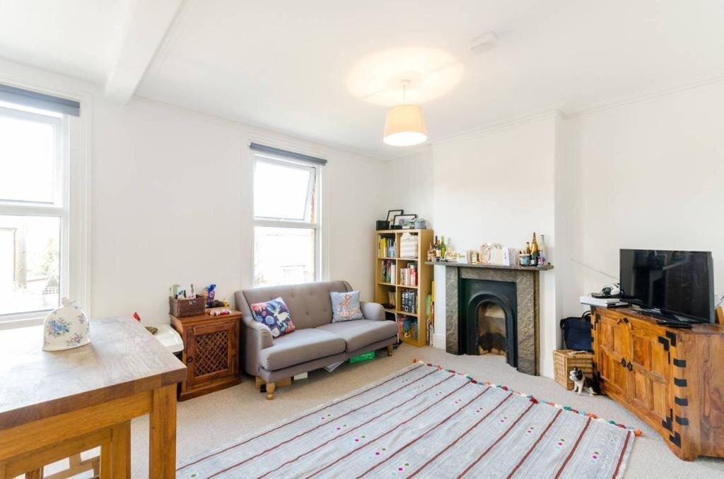 Flat Ellerton Road in Greater London