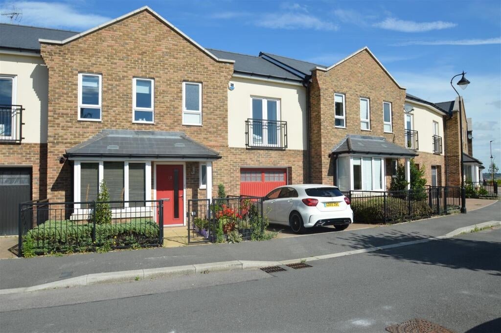 House Vaughan Avenue in Dartford
