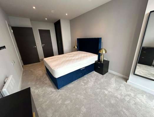 Flat Trinity Way in Salford