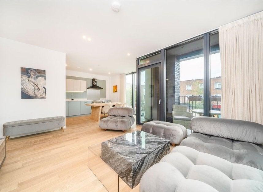 Flat Bradshaw Yard in Greater London