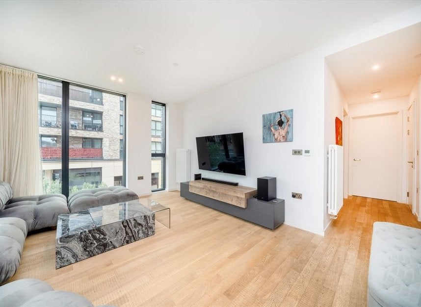 Flat Bradshaw Yard in Greater London
