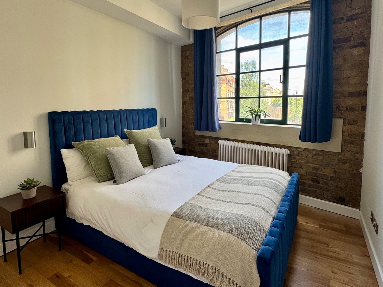 Flat Rotherhithe Street in Greater London