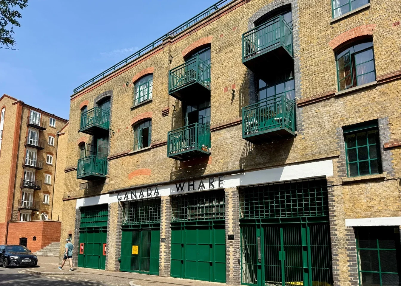Flat Rotherhithe Street in Greater London