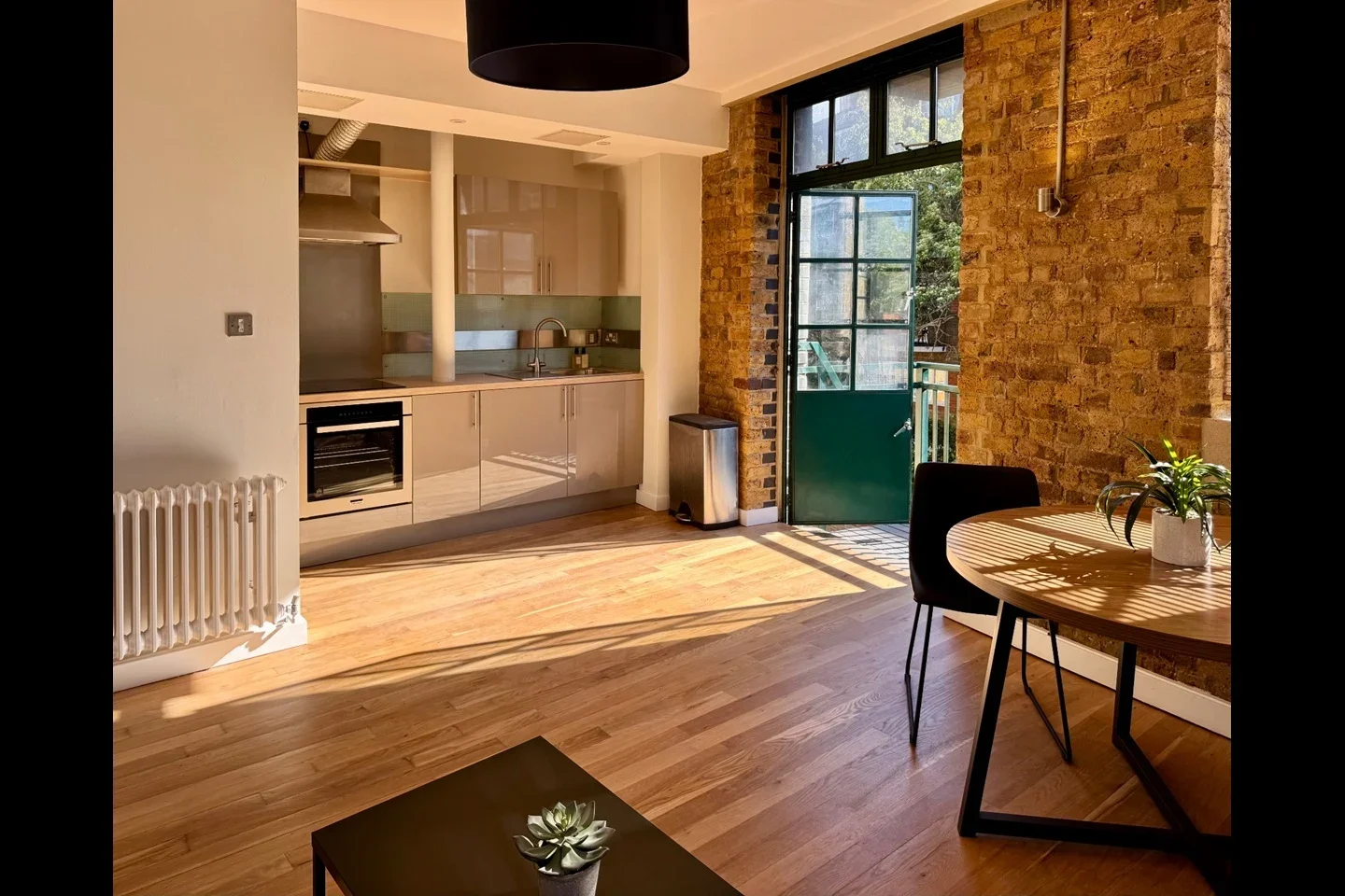 Flat Rotherhithe Street in Greater London