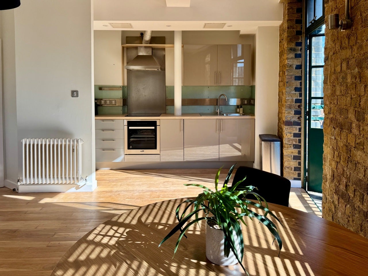 Flat Rotherhithe Street in Greater London