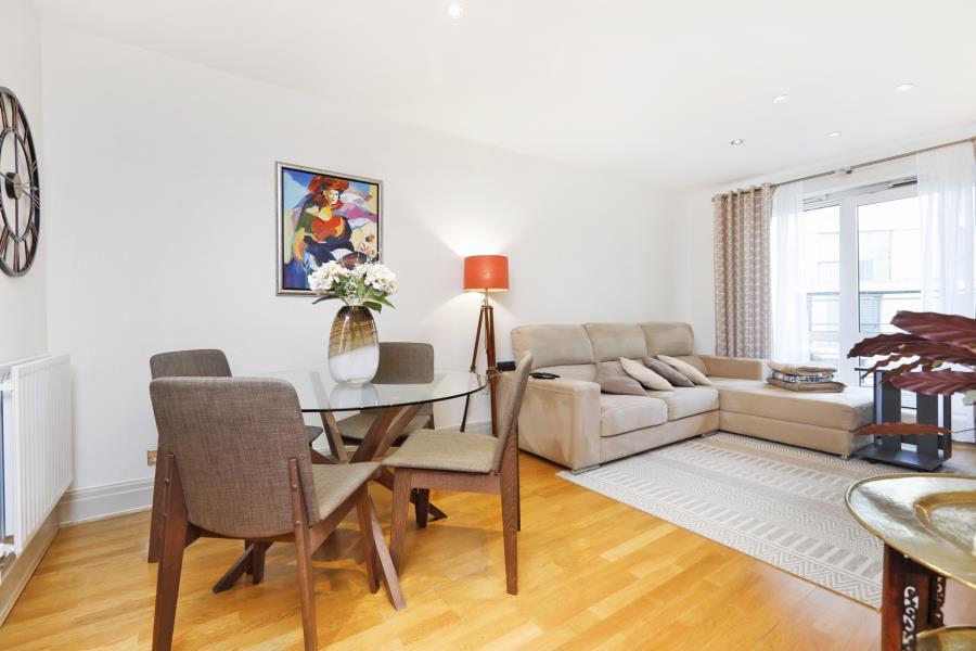 Flat Warwick Road in Greater London