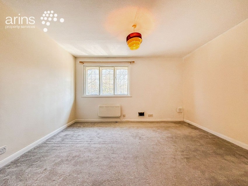 Flat Aragon Road in London