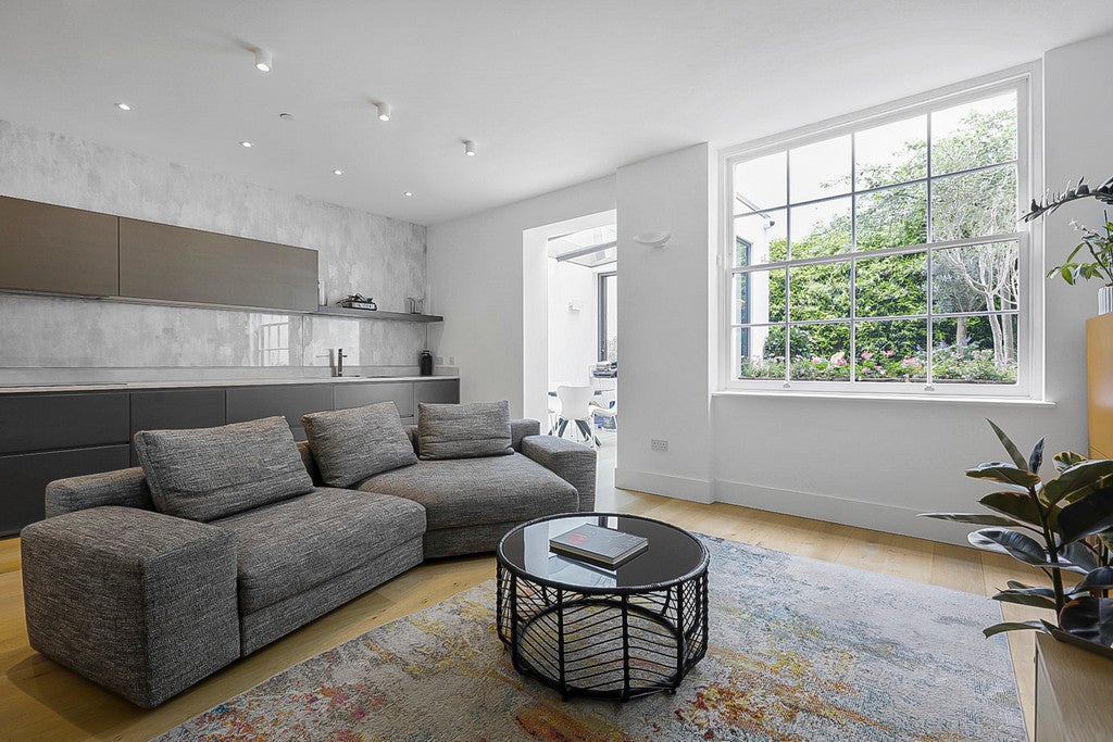 Flat Ennismore Gardens Mews in Greater London