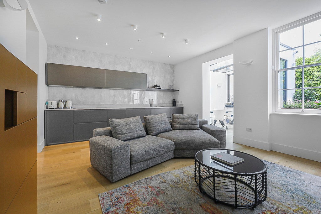 Flat Ennismore Gardens Mews in Greater London